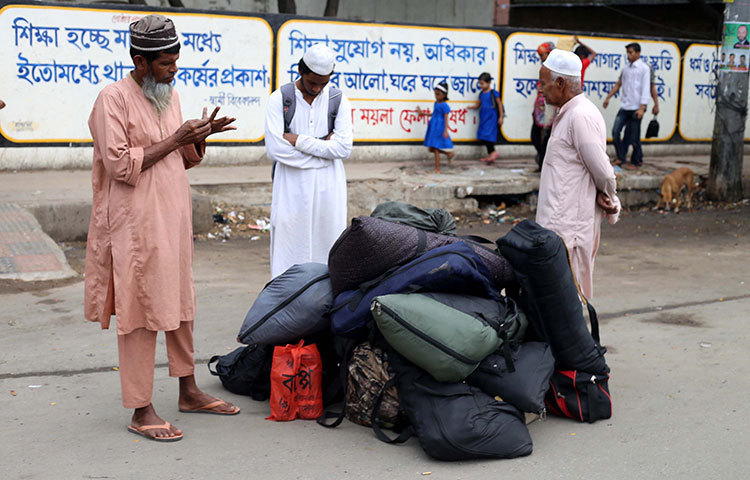 মালামাল নিয়ে রাস্তায় আটকা পড়েছেন তাবলীগ জামাতের মানুষ। ছবি : মাহবুব আলম