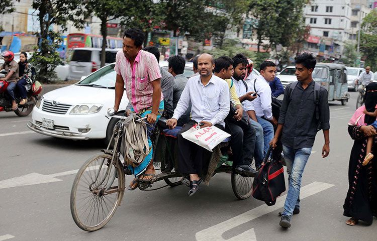 কেউ কেউ ভ্যানে চড়ে গন্তব্যের দিকে যাচ্ছেন। ছবি : মাহবুব আলম