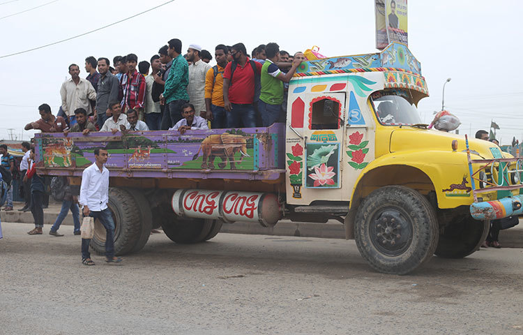 নিরুপায় মানুষ যাত্রী পরিবহন না পেয়ে ট্রাকে উঠেছেন। ছবি : মাহবুব আলম ঠেলাঠেলি করে বিআরটিসি বাসে উঠছেন অফিসগামী মানুষ। ছবি : মাহবুব আলম