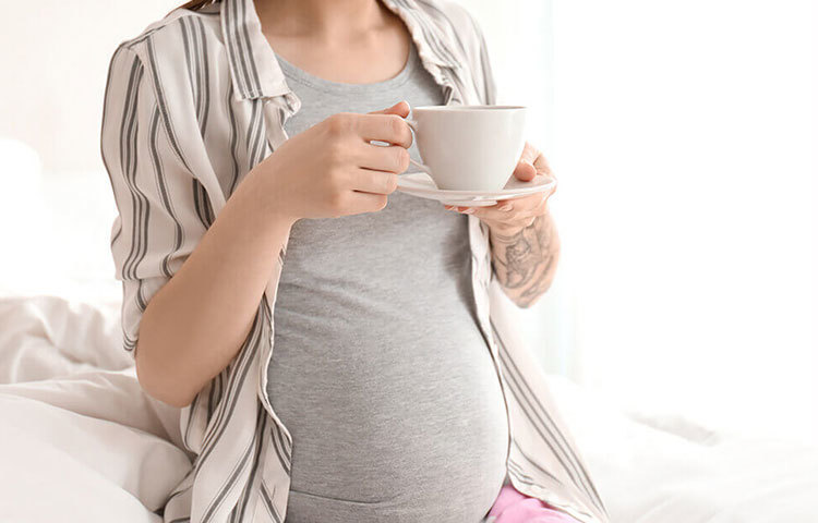 একটি ৩৫৫ এমএল এর কফিতে থাকে ২০০ এমজি ক্যাফিন। চায়ে অবশ্য এর থেকে কম ক্যাফিন থাকে। তাই গর্ভাবস্থায় ভেবেচিন্তে চা-কফি খাওয়া উচিত।