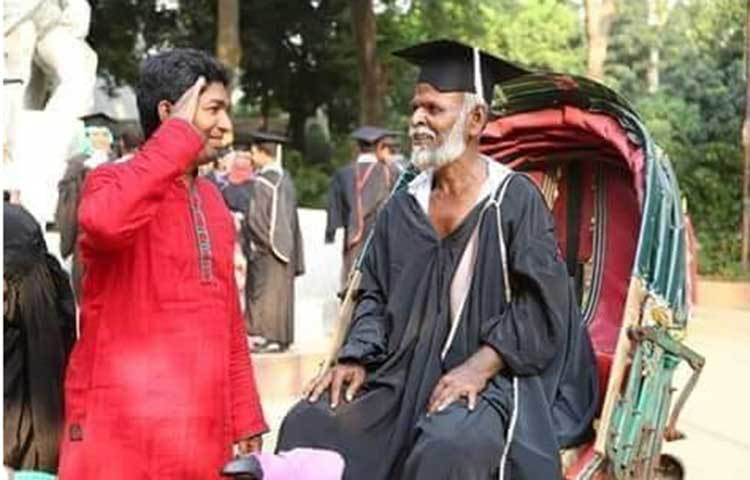 অপরাজেয় বাংলার সামনে রিকশাওয়ালাকে নিজের গাউন ও হ্যাট পরিয়ে স্যালুট দিচ্ছেন গ্রাজুয়েট লিটন মোস্তফিজ।