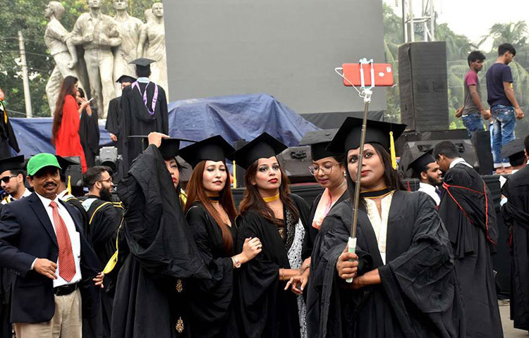 শিক্ষা জীবন শেষের এই সেরা মুহূর্তটি ক্যামেরায় বন্দি না করে কী পারা যায়! তাই তো তারা সেলফি তোলায় ব্যস্ত। ছবি : বিপ্লব দিক্ষিৎ