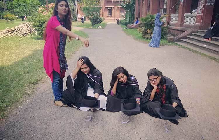 আগে কোনটা বিয়ে, না চাকরি? চিন্তিত গ্রাজুয়েটদের হ্যাটে সমাধান ছাড়ছেন জ্যোতিষী সেজে বান্ধবী।