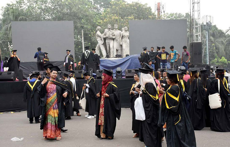 রাজু ভাস্কর্য এলাকায় উৎসবমুখর পরিবেশ। ছবি : বিপ্লব দিক্ষিৎ