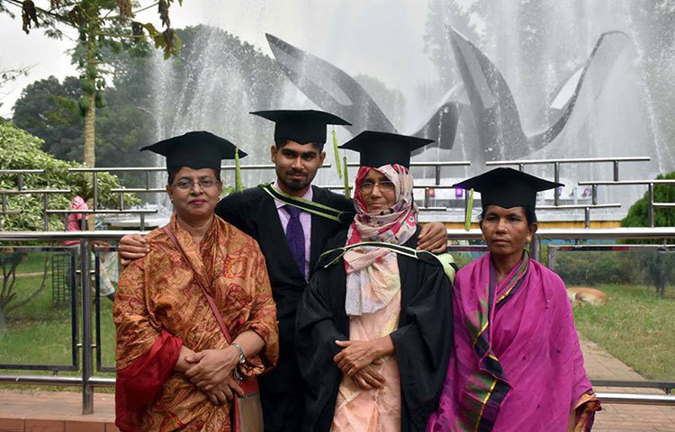 পরিবার পরজনদের সঙ্গে জীবনের সেরা মুহূর্তটি ক্যামেরা বন্দি করে রাখছেন এই গ্রাজুয়েট। ছবি : বিপ্লব দিক্ষিৎ