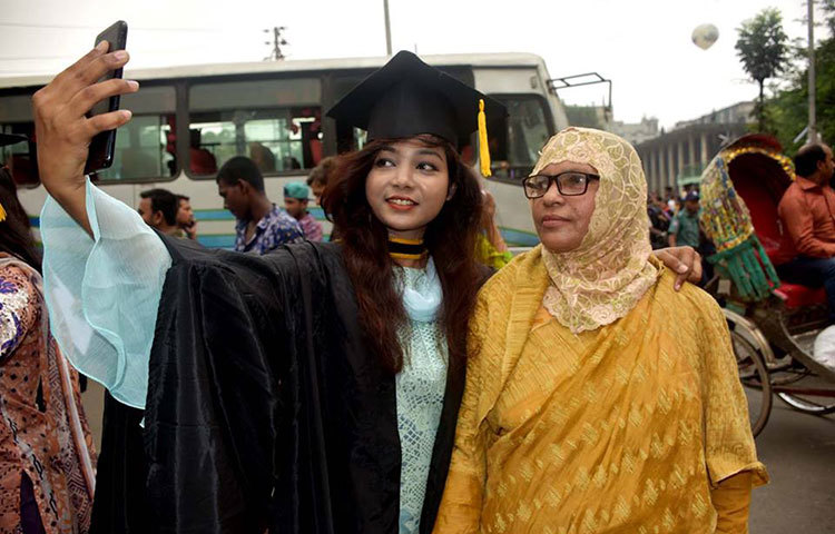 সেলফিবন্দি জীবনের সেরা মুহূর্ত। ছবি : বিপ্লব দিক্ষিৎ