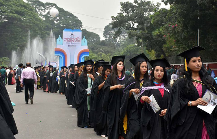 সারিবদ্ধভাবে সমাবর্তনের অনুষ্ঠানস্থলে প্রবেশের জন্য দাঁড়িয়েছেন গ্রাজুয়েটরা। ছবি : বিপ্লব দিক্ষিৎ