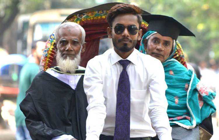 মা-বাবাকে হ্যাট ও গাউন পরিয়ে রিকশা চালাচ্ছেন ছেলে।
