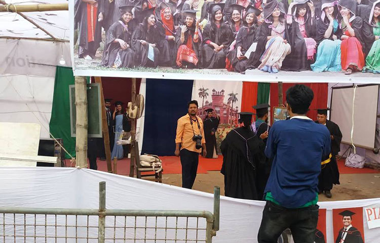 সমাবর্তনকে ঘিরে বিশ্ববিদ্যালয় এলাকা সাজানো হয়েছে। ছবি : বিপ্লব দিক্ষিৎ