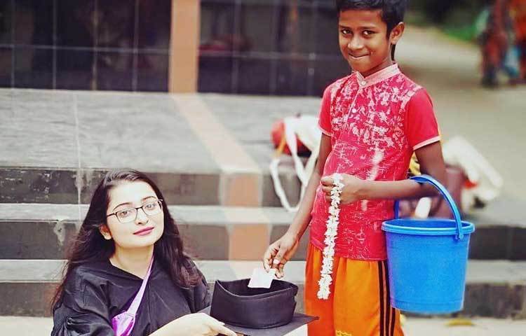 হতাশ গ্রাজুয়েট হ্যাট হাতে ফুল বিক্রেতা থেকে ভিক্ষা করার অভিনয়ে।