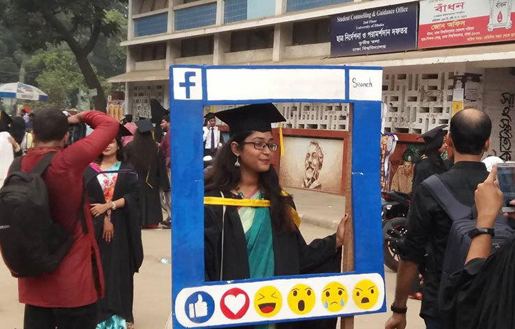 এক গ্রাজুয়েট ফেসবুকের ফ্রেমে বন্দি করছেন নিজেকে। ছবি : বিপ্লব দিক্ষিৎ