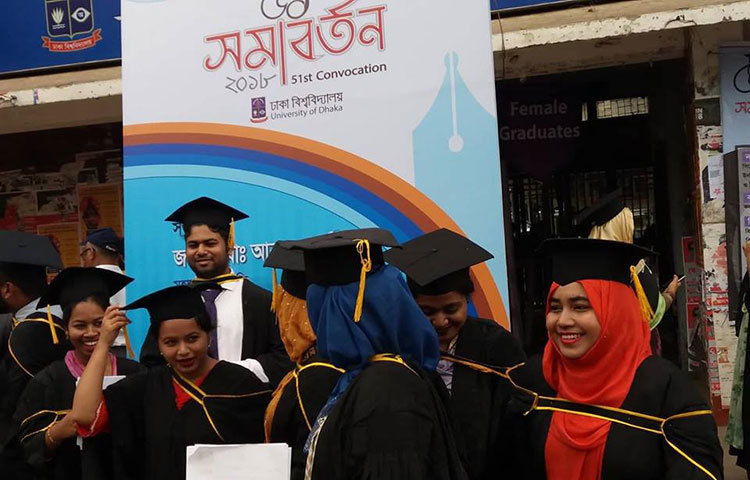 সমাতর্বনের গাউন ও হেট পরে সবাই আনন্দিত। ছবি : বিপ্লব দিক্ষিৎ