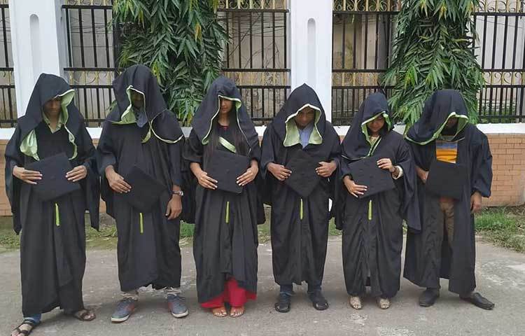 লজ্জাবতী গ্রাজুয়েট।