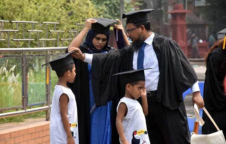 কেউ কেউ সন্তানসহ আসছেন সমাবর্তন অনুষ্ঠানে যোগ দিতে। ছবি : বিপ্লব দিক্ষিৎ