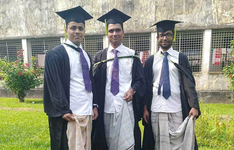 লুঙ্গিপরা গ্রাজুয়েট, শহীদ সার্জেন্ট জহুরুল হক হলের পুকুর পাড়ে।