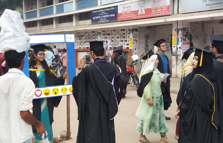 দীর্ঘ দিনের সহপাঠীর ছবি তুলছেন একজন। ছবি : বিপ্লব দিক্ষিৎ