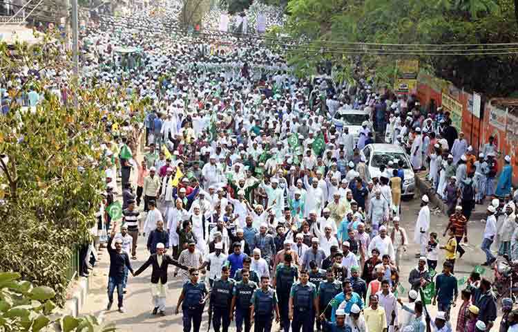 আনন্দ শোভাযাত্রাকে ঘিরে ব্যাপক নিরাপত্তা ব্যবস্থা নেয়া হয়। ছবি : বিপ্লব দিক্ষিৎ