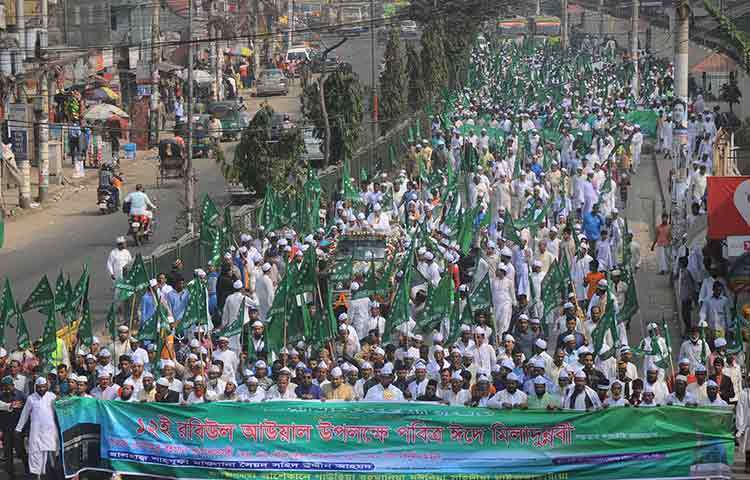 সারিবদ্ধভাবে আনন্দ শোভাযাত্রা এগিয়ে যাচ্ছে। ছবি : বিপ্লব দিক্ষিৎ