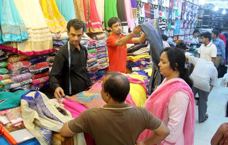 শনিবার পুরান ঢাকার শাখারী বাজাররে অনুষ্ঠিত বিপদনাশালী পূজা অর্চনা করছে ভক্তরা