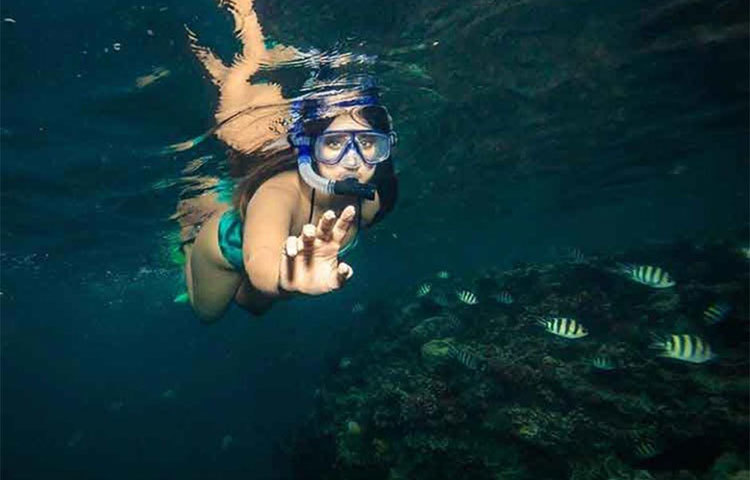 জলপরী, সাঁতার কাটছেন তিনি।