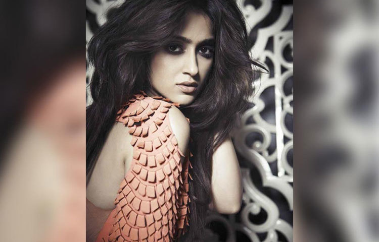 ফ্যাশনেবল। খোলা চুলে অবসরেবসে আছেন।