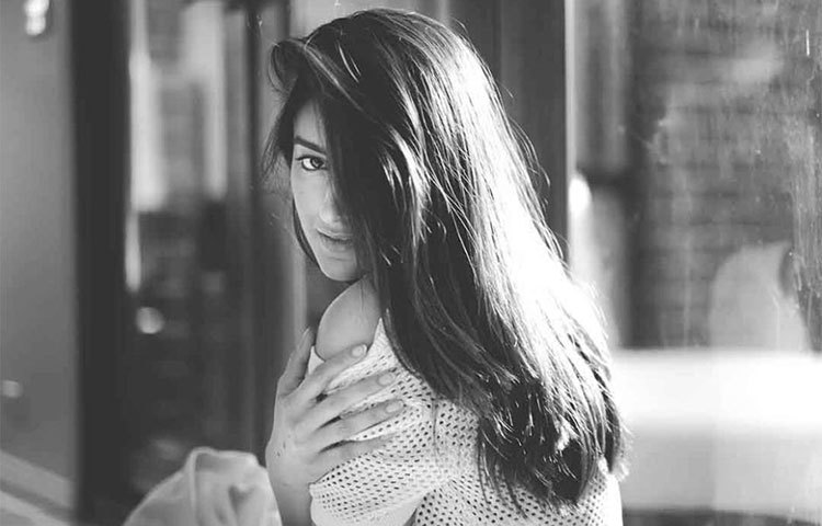 রঙিন ছবির যুগে সাদা-কালোয় ইলিয়েনা।