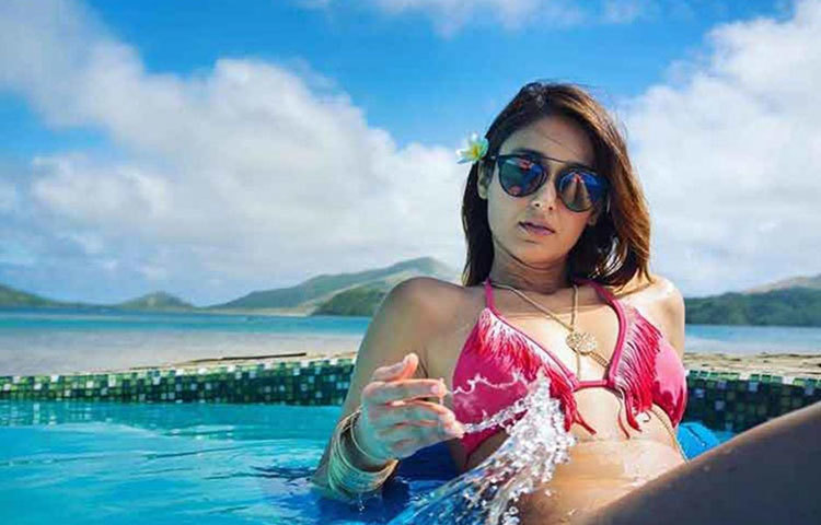 খোলামেলা পোশাকে জলকেলি করছেন।