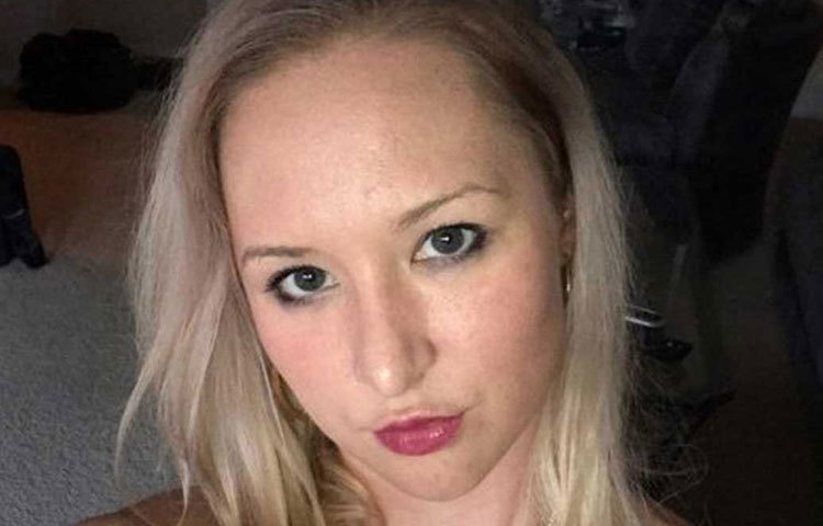 ৩৪ বছর বয়সী সারা টেক্সাসের বাসিন্দা। ভালো চাকরিও করেন। তবে নিজের চেহারা নিয়ে সন্তুষ্ট ছিলেন না। হতে চেয়েছিলেন সেরা সুন্দরী।