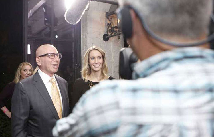 সেই সুযোগও পেয়ে যান তিনি। প্লাস্টিক সার্জারি করে তাকে ইভাঙ্কার মতো বানিয়ে দেবেন বলে প্রতিশ্রুতি দেন ফ্র্যাঙ্কলিন রোজ নামে এক চিকিৎসক। প্লাস্টিক সার্জন হিসাবে বেশ জনপ্রিয় তিনি।