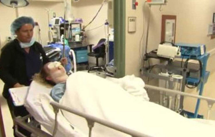 এজন্য জন্য আয়োজনও ছিল বিশাল। শতাধিক অতিথিদের জন্য ছিল লোভনীয় সব খাবারদাবার। শ্যাম্পেন, ওয়াইন- বাদ ছিল না কিছুই। সার্জারি শুরুর দিন থেকে রেকর্ড করা ভিডিও দেখানো হয় সকলকে।