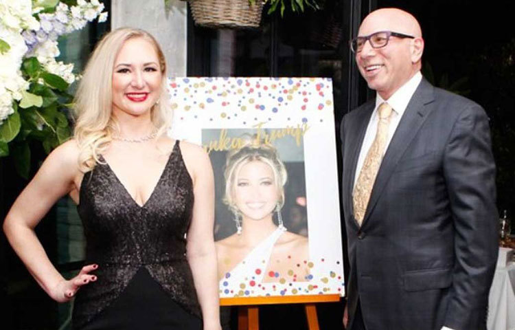 তারপর সামনে আনা হয় সারা স্মিডটকে। কালো রঙের ঝলমলে গাউন পরে অতিথিদের সামনে হাজির হন সারা। তারপর আনা হয় ইভাঙ্কার একটি ছবি। যাতে ছবির সঙ্গে সারাকে মিলিয়ে দেখে নিতে পারেন সকলে।