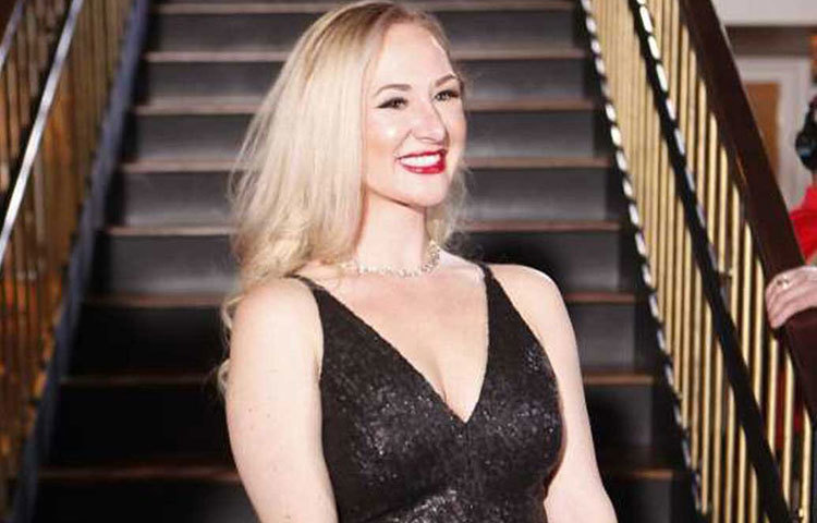 মোহময়ী রূপে সারাকে দেখে সকলেই অবাক হন বটে। তবে ইভাঙ্কার সঙ্গে তার মিল খুঁজতে গিয়ে নাজেহাল অবস্থা হয় তাদের। শরীরের নানা জায়গায় ছুরি-কাঁচি চালিয়ে সারা আরও আবেদনময়ী হয়ে উঠেছেন বটে। কিন্তু ইভাঙ্কার সঙ্গে তার মিল খুঁজে পাননি কেউই।