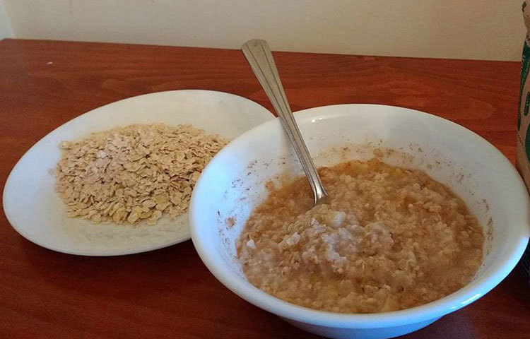 বাটার মিল্ক ও ওটমিল মেশান। আধ ঘণ্টা মুখে ভাল করে ম্যাসাজ করুন। তারপর মুখ ধুয়ে নিন।