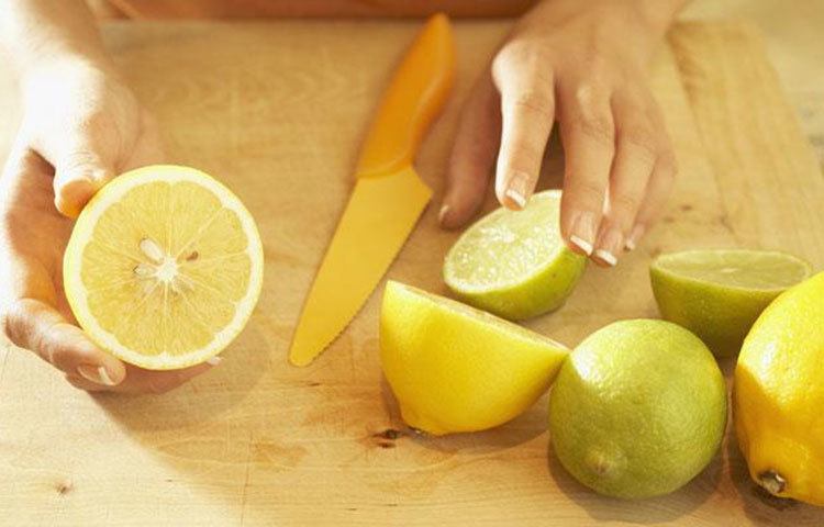 সান ট্যান থেকে মুক্তির সবচেয়ে সহজ উপায় লেবু। লেবু কেটে মুখে মাখুন। লেবুর রস কিছুক্ষণ রাখুন। তারপর পানি দিয়ে ধুয়ে ফেলুন।