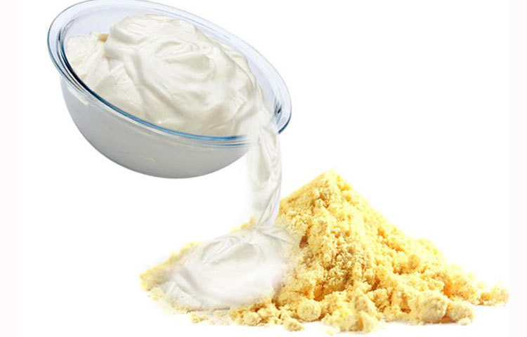 ২-৩ চামচ বেসন ও ১-২ চামচ দই নিন। দুটি উপাদান ভালো করে মেশান। এরপর মিশ্রণটি মুখে মেখে ২০-২৫ মিনিট বসে থাকুন। তারপর পানি দিয়ে মুখ ধুয়ে ফেলুন।