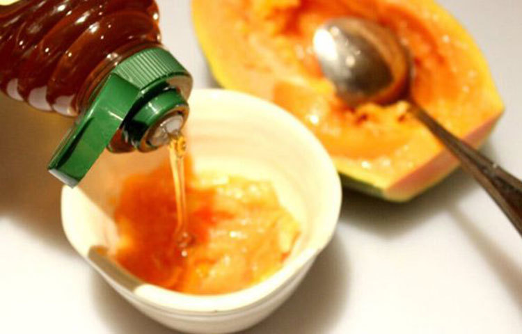 মধু ও পাকা পেঁপে একসঙ্গে মেখে মিশ্রণ করুন। ৩০ মিনিট ধরে মিশ্রণটি মুখে লাগিয়ে রাখুন।