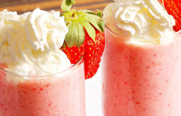 স্ট্রবেরি ও ক্রিমের মিশ্রণ তৈরি করুন। ২০ মিনিট লাগিয়ে বসে থাকুন।