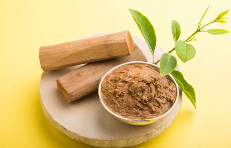 ট্যান থেকে মুক্তি পেতে চন্দন কার্যকরী ঔষধি। মুখে লাগাতে পারেন চন্দন।