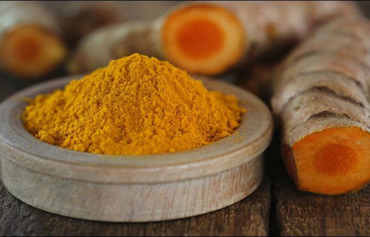 হলুদ ও দুধের মিশ্রণ তৈরি করুন। আধ ঘণ্টা মুখে মেখে থাকার পর ঠান্ডা পানিতে ধুয়ে নিন।