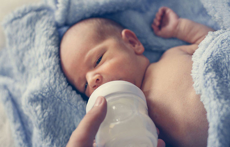 বোতলের মুখে থাকা রবারের ঢাকনাকে প্রায় সব শিশুই কামড়াতে থাকে। বিশেষ প্রক্রিয়ায় তৈরি হলেও রবারজাত দ্রব্য বেশিক্ষণ শিশুর মুখে না রাখাই উচিত বলে মত শিশুচিকিৎসকদের।