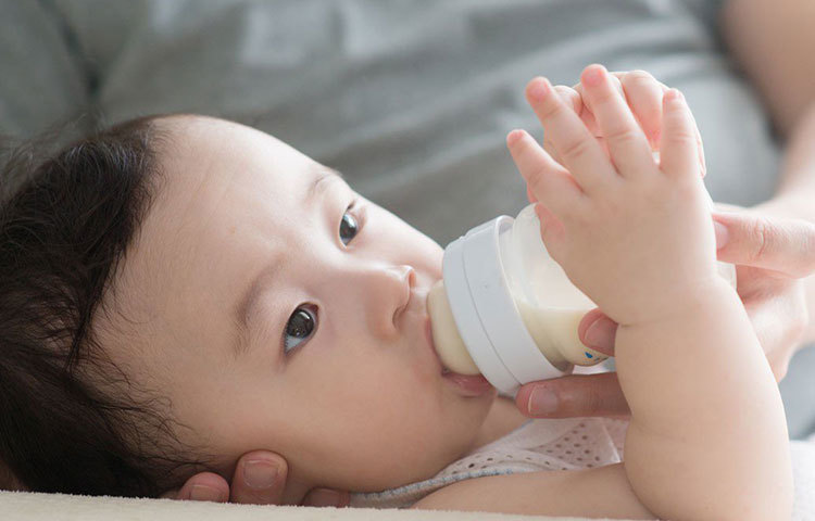 এক বছরের শিশুর দিনে ৩০০ থেকে ৪০০ মিলিলিটার দুধ প্রয়োজন। এই সময় অল্প চিজ, মাখন, ঘি-ও শিশুকে দেওয়া প্রয়োজন। কিন্তু বাস্তবে সারাক্ষণ মুখে বোতল গুঁজে দুধ খাওয়ানোয় শিশু প্রয়োজনের প্রায় দ্বিগুণ প্রোটিন পায় তাও কোনো রকম কঠিন খাবার ছাড়াই। তা ক্ষতি করে শিশুর লিভার ও হজম প্রক্রিয়ায়।