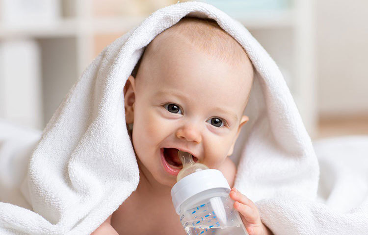 বোতলের মুখে থাকা রবারের ঢাকনাকে প্রায় সব শিশুই কামড়াতে থাকে। বিশেষ প্রক্রিয়ায় তৈরি হলেও রবারজাত দ্রব্য বেশি ক্ষণ শিশুর মুখে না রাখাই উচিত বলে মত শিশুচিকিৎসকদের।