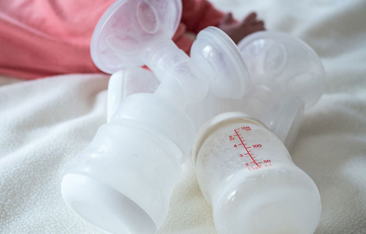 দুধ খাওয়ানোর আগে বোতল পরিষ্কার করতে ভালো করে ফোটানো, বাইরের কাপড় ব্যবহার না করে হাওয়ায় শুকনো করা ইত্যাদি অনেক সময়সাধ্য পদক্ষেপ নিতে হয়। সেই সব পদক্ষেপ যথোপযোগী না হলে শিশুর শরীরে সংক্রমণ আসতে পারে।