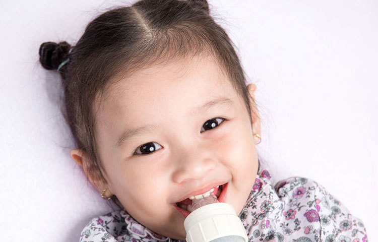 প্লাস্টিকের বোতলে দুধ খাওয়ার অভ্যাস ধীরে ধীরে আসক্তিতে পরিণত হয়। বোতলে করে দুধ খাওয়া শিশুর পক্ষেও সহজ ও আরামদায়ক হওয়ায় অনেক শিশুই একটা সময়ের পর বোতলের প্রতি আসক্ত হয়ে পড়ে। তখন কিছুতেই তাকে আর বোতলে করে দুধ খাওয়া ছাড়ানো যায় না। বোতলের সাহায্য ছাড়া ঘুমও আসে না তার।