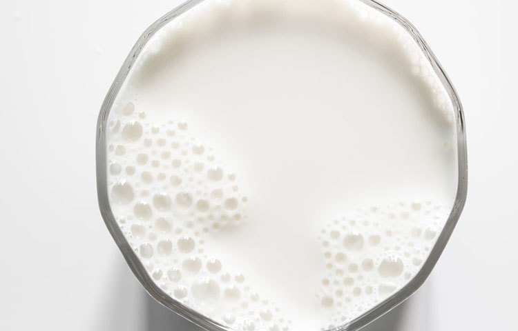 চিকিৎসকদের মতে, যতদিন সম্ভব মায়ের বুকের দুধই শিশুকে দিন। তারপর অভ্যাস করুন কাচের বা কাঁসার বাটিতে দুধ নিয়ে তা ঝিনুকে করে খাওয়াতে। রুপোর ঝিনুক এ ক্ষেত্রে উপকারী। একান্তই রুপোর ঝিনুক না থাকলে ভালো মানের স্টিলের ঝিনুকও ব্যবহার করতে পারেন। এগুলো বোতলের চেয়ে উপকারী।