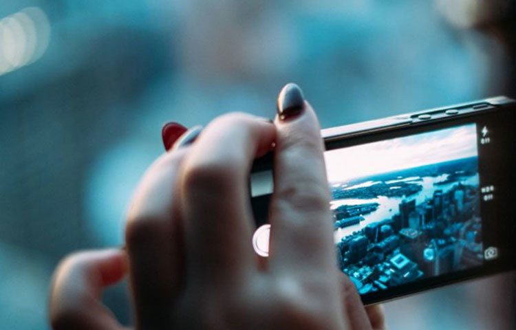 ফোর জি-র থেকে একশো গুণ স্পিড বেশি হবে ফাইভ জি-র। এই কানেক্টিভিটির দৌলতে ‘বাফারিং’ শব্দটাই হয়তো মুছে যাবে! চোখের পলকে এইচডি মুভি ডাউনলোড করা যাবে।