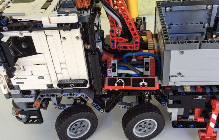 ফাইভ জি নেটওয়ার্কের মাধ্যমে রিমোট পরিচালিত যানবাহন ও মেশিনকেও নির্ঝঞ্ঝাটে চালানো সম্ভব হবে। যেটা টুজি, থ্রিজি ও ফোর জি-তে যেটা অকল্পনীয়, ফাইভ জি-তে অনায়াসে তা সম্ভব।