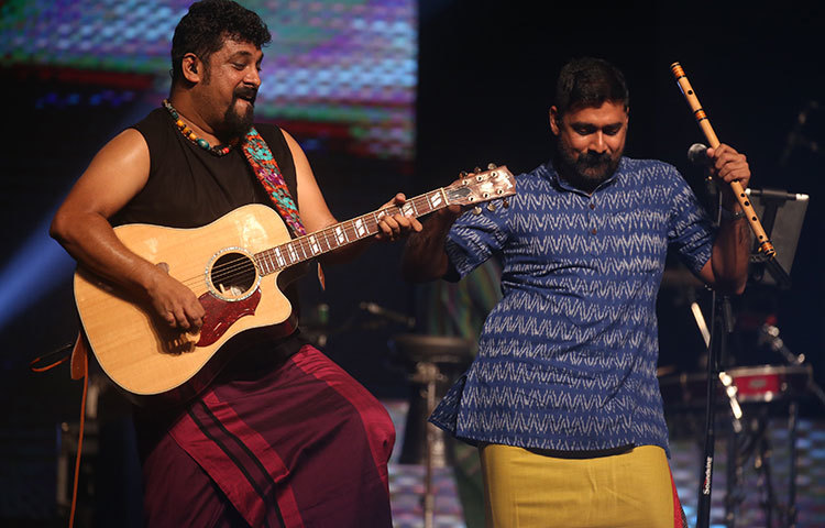 ভারতের রাঘু দিক্ষিত তার গানের সুরে শ্রোতা-দর্শকদের মাতোয়ারা করেন। ছবি : মাহবুব আলম