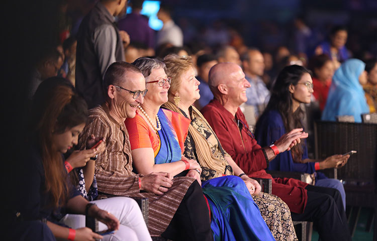 গান শুনেতে এসেছেন বিদেশি দর্শকরা। ছবি : মাহবুব আলম