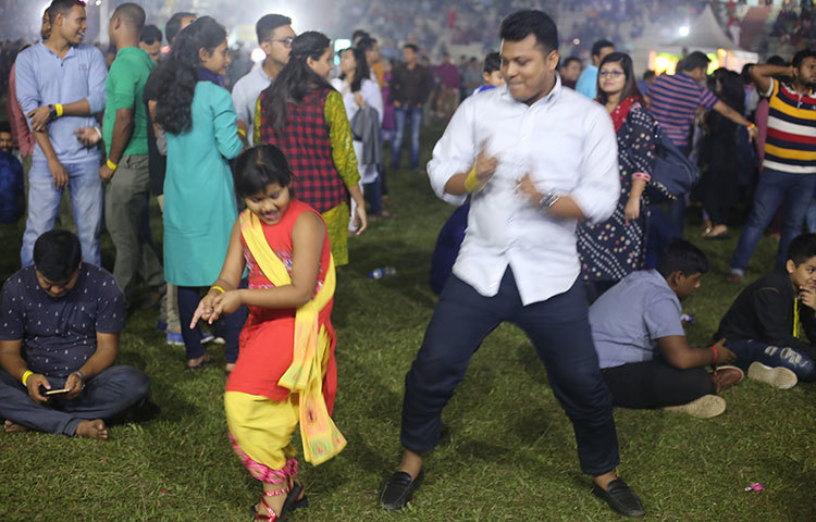 গানের তালে নৃত্য করছেন আগত দর্শকরা। ছবি : মাহবুব আলম